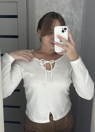 Белый свитер в рубчик