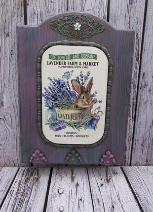 Відкрита ключниця для зберігання ключів.