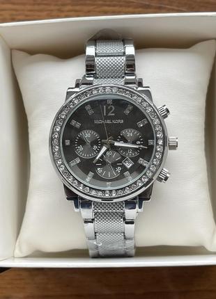 Женские часы на браслете michael kors серебристого цвета