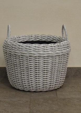Корзина для дров плетеная (дровница) из искусственного ротанга ручной работы. цвет белая береза.6 фото