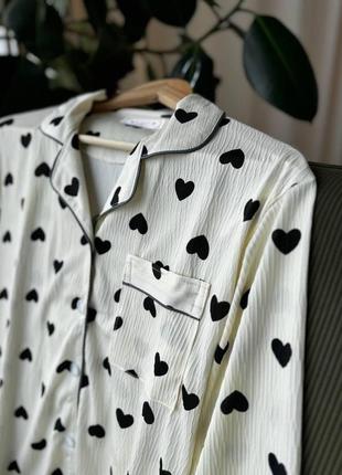 Жіноча біла піжама з чорними сердечками / білий жіночий одяг для дому з чорними сердечками (сорочка та штани)9 фото