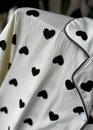 Жіноча біла піжама з чорними сердечками / білий жіночий одяг для дому з чорними сердечками (сорочка та штани)10 фото