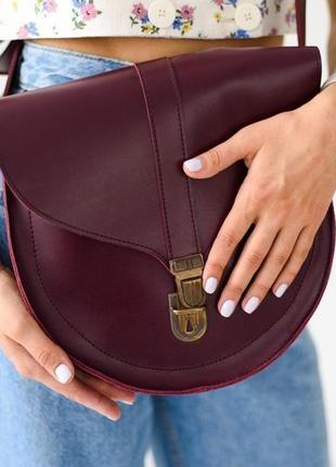 Жіноча напівкругла сумка через плече ручної роботи з натуральної шкіри бордового кольору6 фото