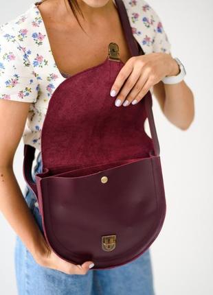 Жіноча напівкругла сумка через плече ручної роботи з натуральної шкіри бордового кольору5 фото