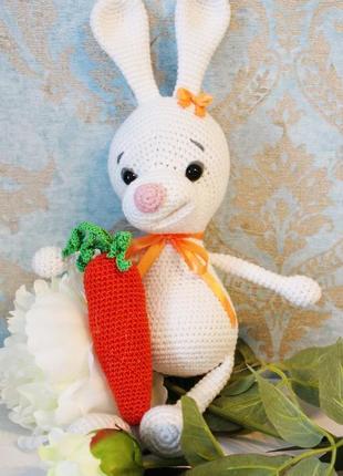 Первая игрушка, мягкая вязаная эко-игрушка. зайчик с морковкой в подарок малышу4 фото