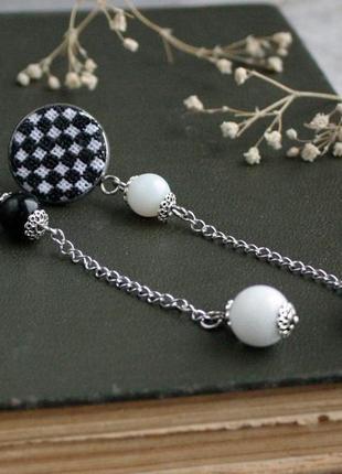 Чорно білі сережки шашечки асиметричні сережки шахові довгі гвоздики з агатом4 фото