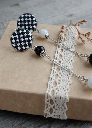 Чорно білі сережки шашечки асиметричні сережки шахові довгі гвоздики з агатом3 фото