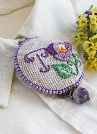 Фіолетова брошка з буквою брошка братки текстильні прикраси в стилі кантрі іменний подарунок1 фото