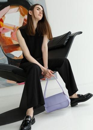 Женская сумка багет ручной работы из натуральной кожи лавандового цвета с глянцевым эффектом3 фото