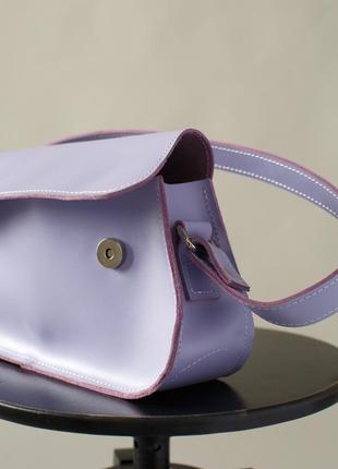 Женская сумка багет ручной работы из натуральной кожи лавандового цвета с глянцевым эффектом6 фото