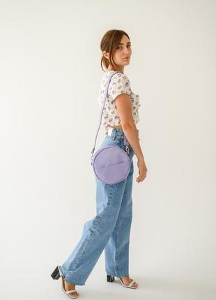 Круглая женская сумка через плечо ручной работы из натуральной кожи лавандового цвета5 фото