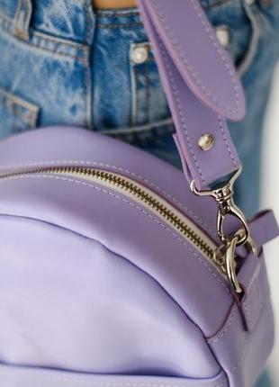 Круглая женская сумка через плечо ручной работы из натуральной кожи лавандового цвета3 фото