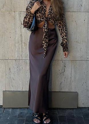 Трендовая атласная длинная юбка однотонная на резинке