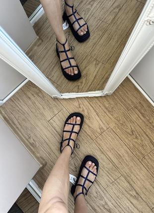 Темно синие босоножки zara