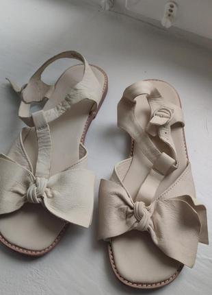 Продам босоніжки для дівчинки