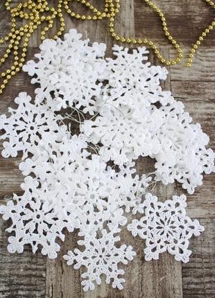Красивые елочные украшения ассорти вязаные белоснежные снежинки, новогоднее украшение для декора1 фото