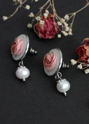 Маленькі рожеві сережки цвяшки та кулон підвіска з перлами і вишивкою6 фото