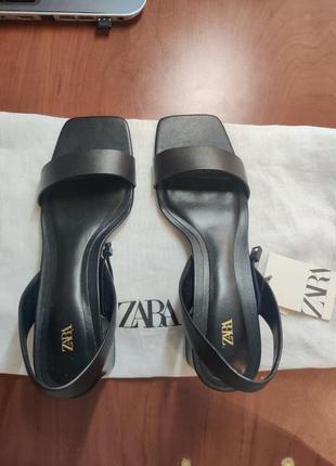 Кожаные босоножки zara. новые