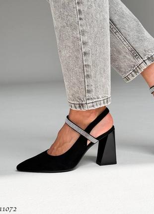 Чорні замшеві туфлі босоніжки з закритим гострим носом на високих товстих підборах з блискучим ремінцем зі стразами в стразах відкритою пʼятою