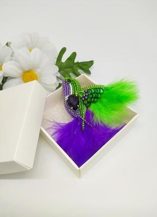 Брошь колибри фиолетово зеленая с кристаллами и натуральными перьями4 фото