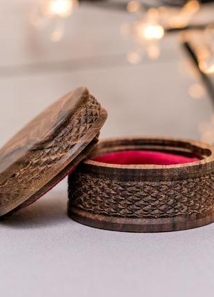 Коробочка для каблучок «колона» шкатулка для обручок із гравіюванням