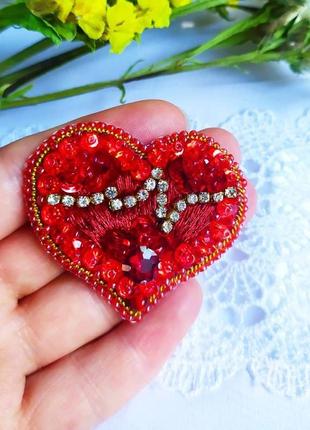 Брошка червоне серце з кристалами та стразами2 фото