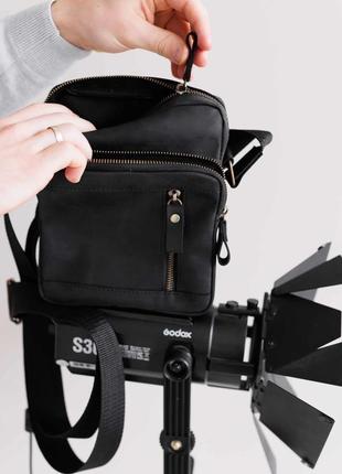 Чоловіча сумка месенджер через плече ручної роботи з натуральної вінтажній шкіри чорного кольору5 фото