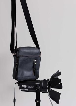Чоловіча сумка месенджер через плече ручної роботи з натуральної вінтажній шкіри чорного кольору2 фото