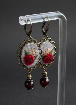 Бордові сережки з халцедоном та трояндами у стилі вінтаж ретро