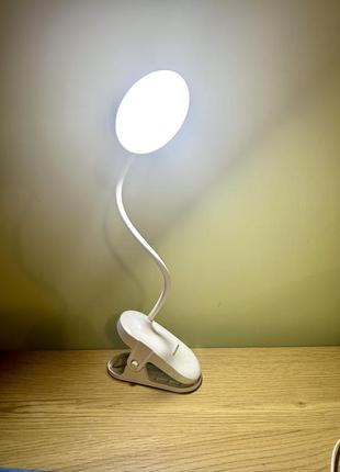 Гнучка світлодіодна настільна usb-лампа з прищіпкою та підставкою для смартфона.
