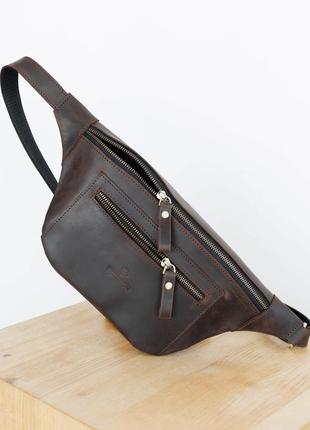 Удобная и практичная поясная сумка бананка из натуральной винтажной кожи коричневого цвета7 фото