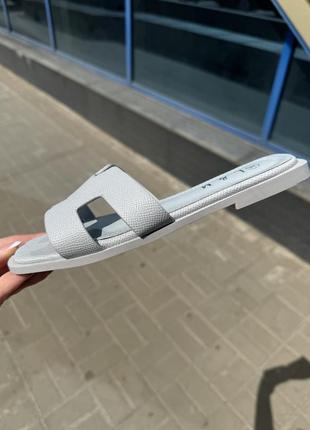 Сірі шльопанці в стилі хермес / тренд літа