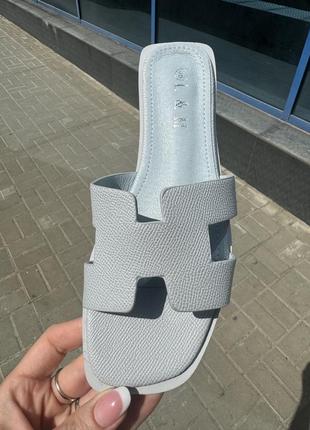 Сірі шльопанці в стилі хермес / тренд літа