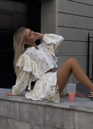 Молочний мусліновий костюм спідниця міні+укорочена сорочка з воланами та мереживом квітковий принт4 фото