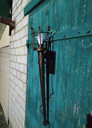 Кованый настенный бра сделанный в виде факела