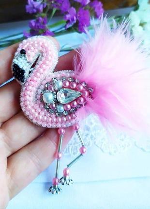 Брошь розовый фламинго с кристаллами и перьями3 фото
