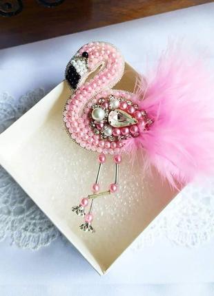Брошь розовый фламинго с кристаллами и перьями2 фото