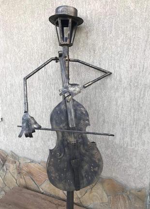 Выкованный вручную уличный фонарь с виолончелью