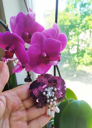 Брошка квітка орхідея з кристалами та паєтками3 фото