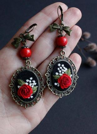 Червоні сережки з натуральним коралом і трояндами у вінтажному стилі прикраси до вишиванки3 фото