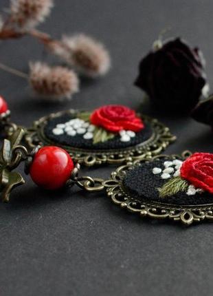 Червоні сережки з натуральним коралом і трояндами у вінтажному стилі прикраси до вишиванки4 фото