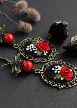 Червоні сережки з натуральним коралом і трояндами у вінтажному стилі прикраси до вишиванки
