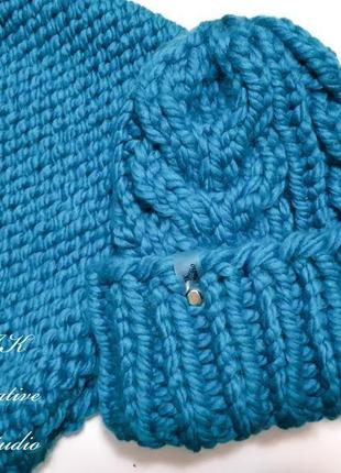 Шапка крупной вязки из шерстяной пряжи с узором