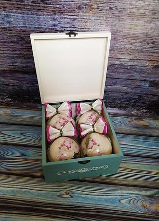 Набір ялинкових кульок у дерев'яній скриньці