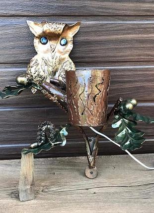 Кованый бра ручной работы на фоне совы сидящей на дубовой ветке с желудями и листьями