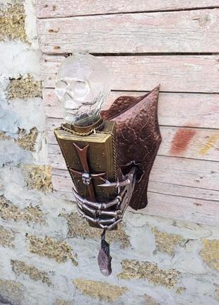 Кованый бра ручной работы из металла в виде руки скелета в ретро стиле