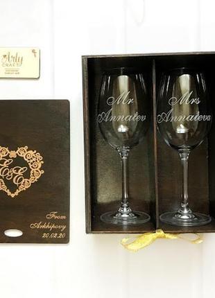 Бокалы для вина с гравировкой "mr&mrs" в деревянной коробке "сердце" (палисандр)