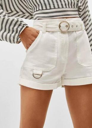 Білі шорти bershka (84% бавовна, 16% льон)