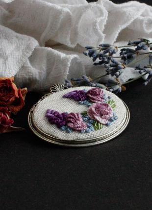 Бузкова фіолетова брошка з трояндами овальна камея з квітами під комірець2 фото