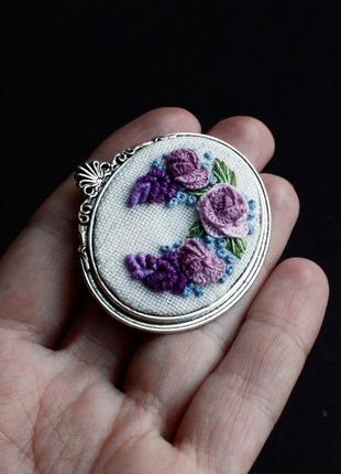 Бузкова фіолетова брошка з трояндами овальна камея з квітами під комірець3 фото